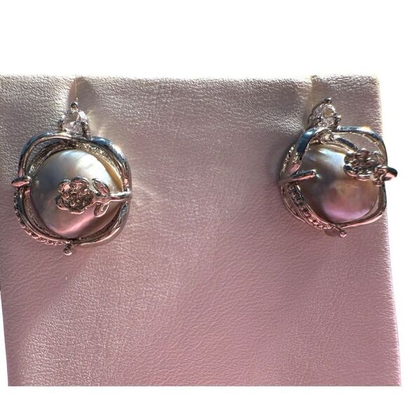 Baroque Pearl Flower Stud Earrings Silver Tone
New - Picture 7 of 17